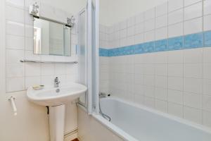 ル・クロワジックにあるPetite maison -の洗面台とバスタブのある白いバスルーム +20枚の写真