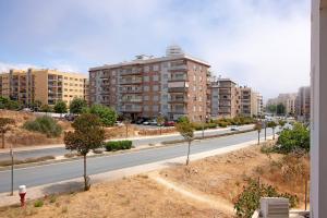 アルマカオ・デ・ペラにあるApartamento De La Praia - Armaçãoの高層ビルが立ち並ぶ街路