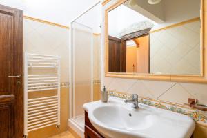 a bathroom with a sink and a mirror at Su Cilleri e Silbiu in Baunei
