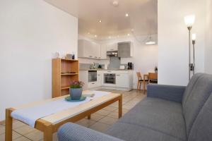 un salon avec un canapé et une table dans l'établissement Gästehaus Heinemann - Og4, à Langenargen