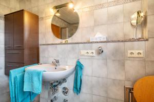 une salle de bain avec un lavabo et un miroir dans l'établissement Drei-Mädelhaus Ambs Wohnung 3, à Gornhofen 17 autres photos
