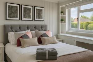 ein Schlafzimmer mit einem großen Bett mit Fenster in der Unterkunft 2 Bed - Sleeps 6 - Parking - Town Centre in Reigate + 11 Fotos