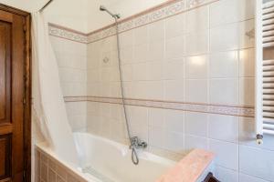 a bathroom with a tub and a shower at Tuscany Relax con giardino in Pieve a Nievole +13 photos