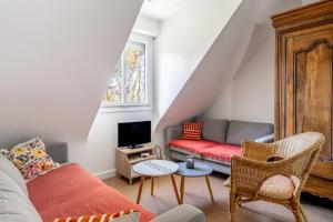 a living room with a couch and a tv at Bel appartement à 300m des plages in Carnac