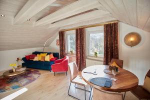 a living room with a table and a blue couch at Angernest in Elfershausen