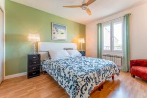 サリアンにあるVilla Plein Soleilのベッドと赤い椅子のある寝室 +21枚の写真