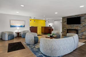 uma sala de estar com cadeiras e uma lareira em Hotel Concord Syracuse, an Ascend Collection Hotel em East Syracuse