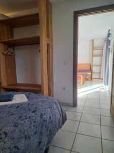 カレタ・デ・ファマラにあるBeautiful small bungalow, amazing views and gardenのベッドルーム1室(ベッド1台付)、