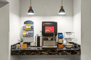 uma máquina de café num balcão num quarto em Hotel Concord Syracuse, an Ascend Collection Hotel em East Syracuse