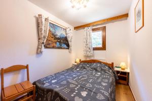 a small bedroom with a bed and a window at Valfréjus La montagne- App 123 in Valfréjus