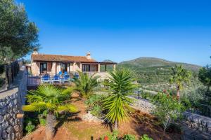 Nespecifikovaný výhled na hory nebo výhled na hory při pohledu z prázdninového domu