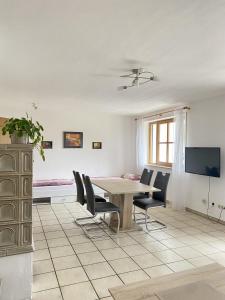 a dining room with a table and chairs at Ferienwohnung Starnberg in Starnberg +8 photos