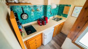 una pequeña cocina con encimera y fregadero en Stella 4 - studio deluxe, rooftop en médina, en Essaouira