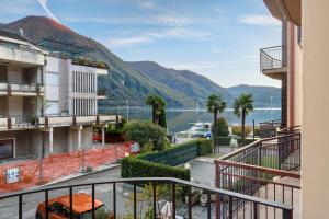 ポルレッツァにあるForesteria - bb Sul Lagoの建物のバルコニーから水辺の景色を望めます。