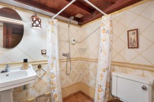 een badkamer met douche en wastafel bij Casa Aregume in Los Silos +18 foto's