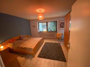 un dormitorio con una cama y una ventana en Ferienwohnung Mölln am Kurpark, en Mölln