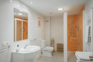 アベハールにあるEl Cedroの洗面台とトイレを備えた白いバスルーム +37枚の写真