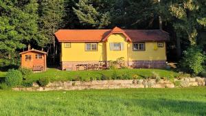 DornhanBienenhaus的坐在田野中间的黄色房子