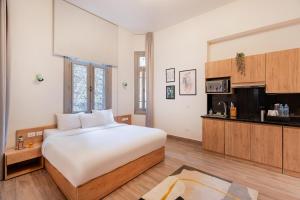 Postel nebo postele na pokoji v ubytování Brassbell l Zamalek l Daoud Studios B