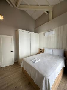 Alarga Residence&Suites Hotel Çeşme房間的床 +48 張相片