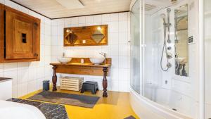 une salle de bain avec deux lavabos et une douche dans l'établissement Schwarzwald - Ferienhaus In, à Villingen-Schwenningen 21 autres photos