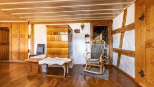 une pièce avec une table et deux chaises dans une pièce dans l'établissement Schwarzwald - Ferienhaus In, à Villingen-Schwenningen