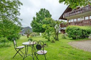 a table and chairs in the yard of a house at Haus Marianne Dörflinger in Schluchsee