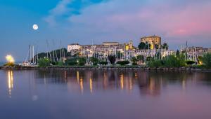 a view of a city from the water at night at Casa Monet 90 wifi-parking in Capodimonte