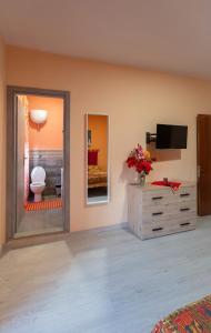 a room with a bathroom with a toilet and a mirror at Casa Monet 90 wifi-parking in Capodimonte