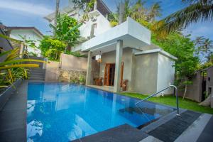 una piscina frente a una casa en Kelly Ahangama, en Ahangama