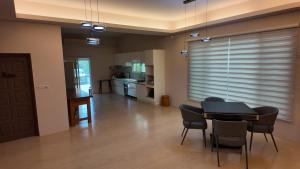 a dining room with a table and chairs and a kitchen at 樹海翠湖 in T'ung-ko