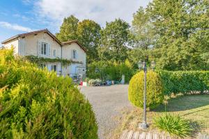 Saint-Simon-de-BordesにあるSaintesの庭前の通り灯付家