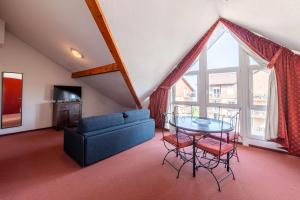 Posezení v ubytování Zenitude Evian Les Terrasses du Lac, an Ascend Collection Hotel