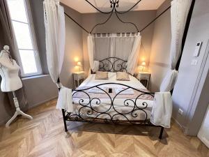 Ένα ή περισσότερα κρεβάτια σε δωμάτιο στο E - Le secret de Louise T2 avec balcon au centre