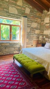 une chambre avec un lit et un mur en pierre dans l'établissement Kamarca House Hotel, à Ortaca
