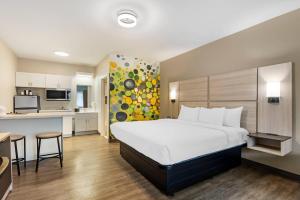 a bedroom with a large bed and a kitchen at The Bradford Hotel, an Ascend Collection Hotel in Springfield +33 photos