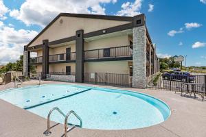 a large swimming pool in front of a building at The Bradford Hotel, an Ascend Collection Hotel in Springfield