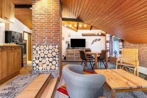 a kitchen and living room with a table and chairs at Ferienwohnung Küstenliebe in Lehe