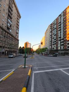 una calle vacía en una ciudad con edificios altos en Libertador 1, en Montevideo