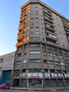 un edificio alto en la esquina de una calle en Libertador 1, en Montevideo