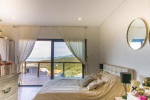 En eller flere senge i et værelse på Liliekaena