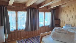 Ένα ή περισσότερα κρεβάτια σε δωμάτιο στο Biala Casa Pintga Streiff