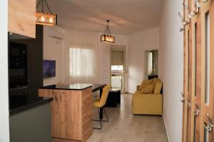 都拉斯Sasso Bianco Apartment's的配有桌子和沙发的厨房和客厅