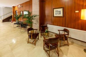 einen Wartebereich mit Stühlen und Tischen in der Lobby in der Unterkunft Hotel Faranda Los Tilos, Ascend Hotel Collection in Teo