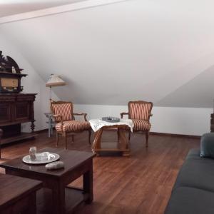 a living room with two chairs and a table at Hartmannshof in Hau
