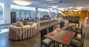 Hotel Ciudad de Ponferrada, Ascend Hotel Collection tesisinde bir restoran veya yemek mekanı