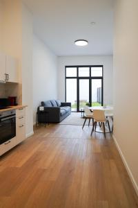 un soggiorno con un divano e un tavolo di Appartment St guidon 1 a Bruxelles
