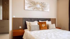 Φωτογραφία από το άλμπουμ του Urban Glow Next to Hospital by Cosher σε Bŭnzareto