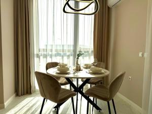 Φωτογραφία από το άλμπουμ του Urban Glow Next to Hospital by Cosher σε Bŭnzareto