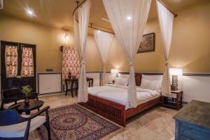 Postel nebo postele na pokoji v ubytování Garrison at Dera Bagseu